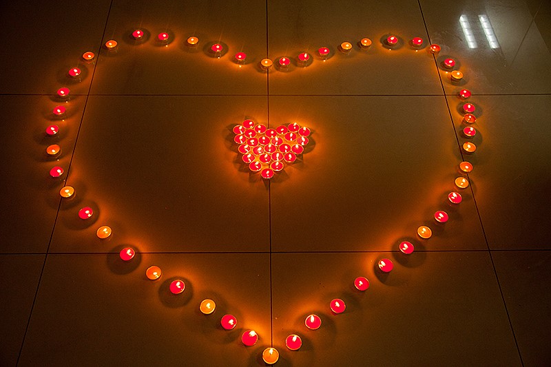 巨大的爱心烛光代表了荟艺学校每名教师与学员的心系灾区之心,为地震
