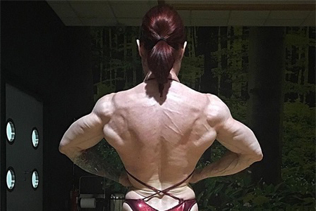 健身圈的2位女生,拥有高分离度的背部肌肉,让人印象