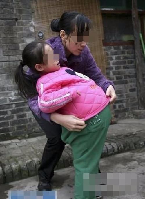 才4岁的小女孩,跟着爷爷住了一段日子,肚子竟然有一米粗,就像怀孕了5