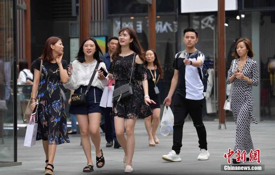 初夏的成都春熙路和太古里又成为"养眼"之地. 刘忠俊 摄