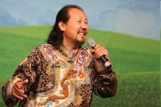 乐坛7位蒙古族歌手,腾格尔韩磊红了几十年,她却唱网络