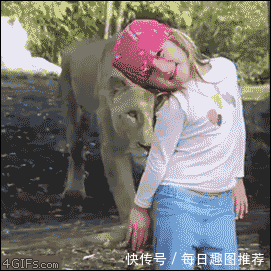搞笑gif图:姑娘的样子好调皮,她的笑容我被迷住了!