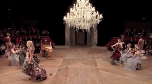 alexander mcqueen设计生涯中经典中的经典,这条鲜花裙也出现在了nick