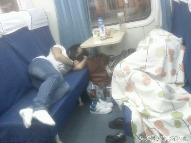火车上的奇葩睡姿,有搞笑有心酸,网友:最后一个我给满分!