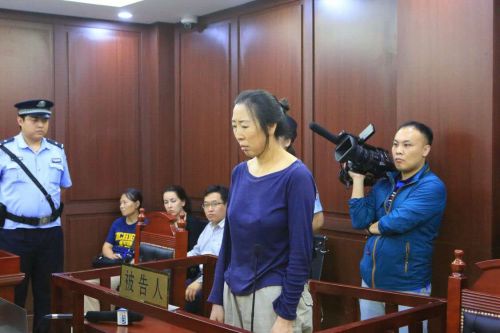 沈阳三好街宝马撞人案宣判 女司机获刑一年半缓刑两年