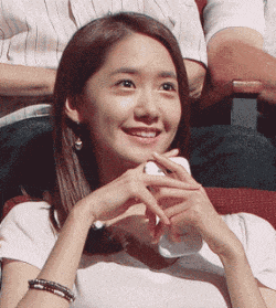 允儿 灿烈是不动声色的抿嘴笑,然后默默的低下头,好想说小哥哥别害羞