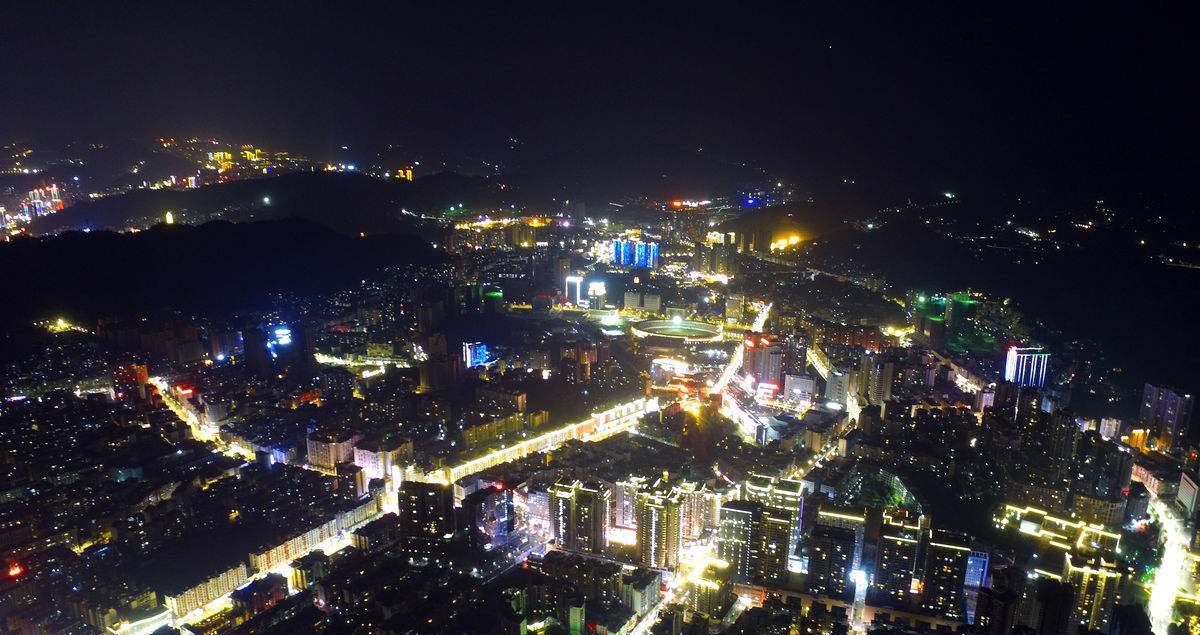 其实遵义在贵州省内的地位也同样是非常重要的,它是,黔川渝三省市