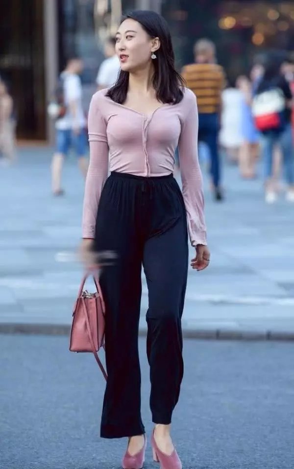 路人街拍: 成都美女, 穿衣的开放程度, 不输于国外