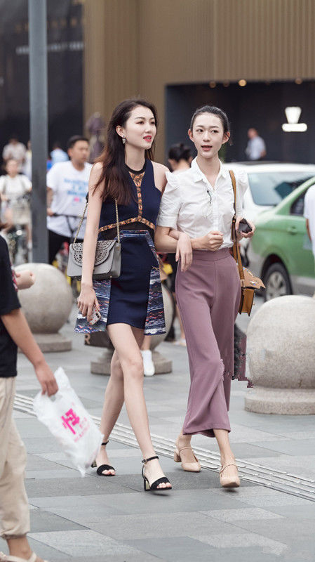 重庆街拍:帅哥经典款白t搭配牛仔裤,和女友一起逛街高