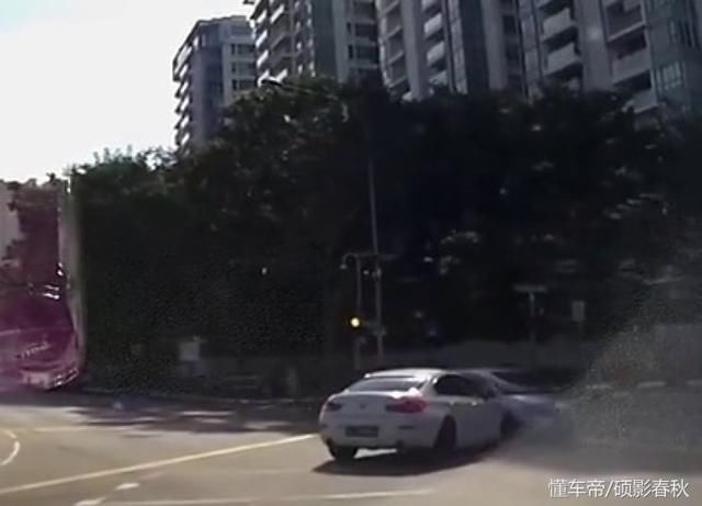 "鬼车":新加坡离奇车祸,神秘"幽灵车"凭空出现
