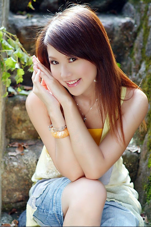 山间里一个清秀美丽,笑容怡人的可爱女人