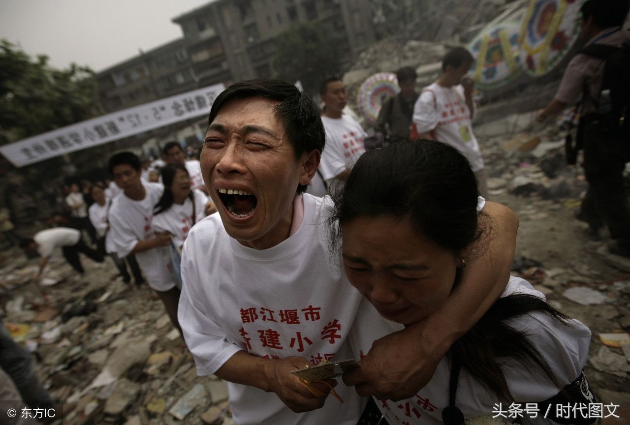 泪奔!汶川地震的10个感人瞬间,母亲蹲在孩子遗体前一言不发