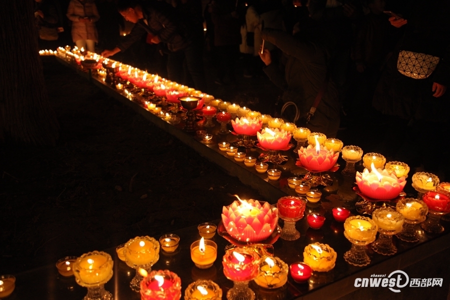 新年灯会 西安市民点燃万盏酥油灯祈福