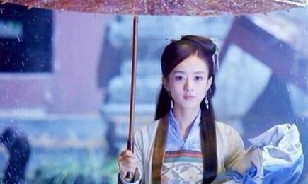 3,赵丽颖在《射雕英雄传》中饰演穆念慈,雨中的她楚楚动人,我见犹怜.