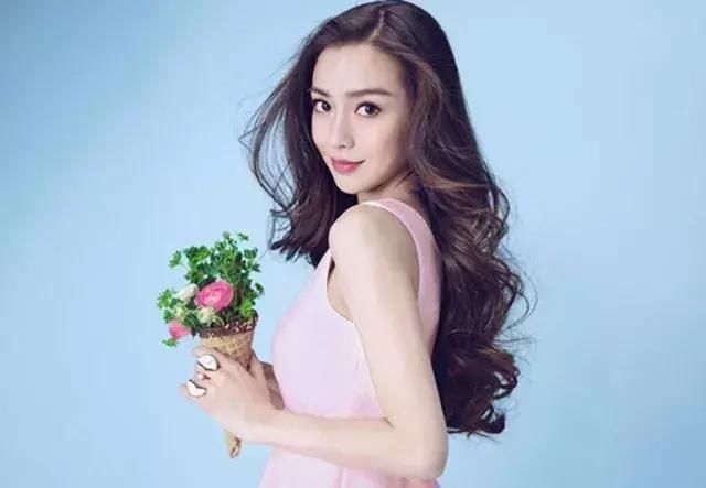 杨颖为何能大红大紫?看她生完孩子一年后露肚子的照片