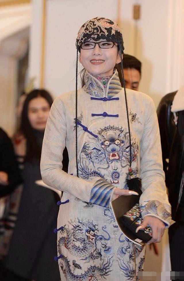 杨丽萍59岁近照:满口黄牙指甲长得像野兽,颜值仍旧很美