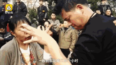 郑州市民手持青龙偃月刀守在公园防尬舞,称