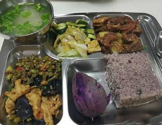 这家工厂完全是靠食堂的伙食留住员工,这工作餐谁舍得