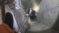 河北邯郸：两名工人坠入15米深通风井 消防紧急营救