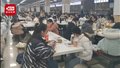 临近考试河南一高校学生把餐厅变“自习室”：背书 讨论问题都方便