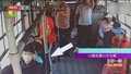 乘客踩踏灭火器致其瞬间喷发 白烟弥漫公交车厢