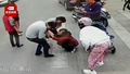 小孩吃葡萄卡喉过路公交司机紧急停车施救