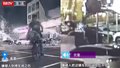 小偷拉车门盗窃民警喊话粗心车主：记得锁门啊！