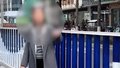 女子在马路中间T台走秀拍视频