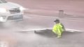 交警冒着暴雨清理路障多次摔倒