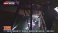 重庆：小车掉入长江中 男子被困众人救援