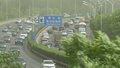 大风天气安全行车指南：保持车距降低车速 远离特殊车辆