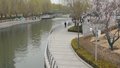 春雨微寒降温明显 市民外出多防护