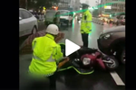 女子车祸受伤 蜀黍风雨中撑起“保护伞”