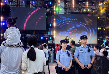 园林夜游、夏夜市集、草坪音乐会…北京夜间旅游活动丰富，“警随人动”守护随行