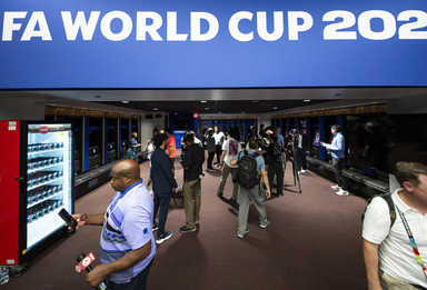 观赛费用暴涨五倍，主办城市贴钱：谁在为FIFA“史上最高收益”买单？