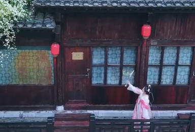 诗意满满！江苏句容古村木香花瀑美如画