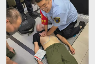 乘客急性心梗 工作人员利用AED紧急处置