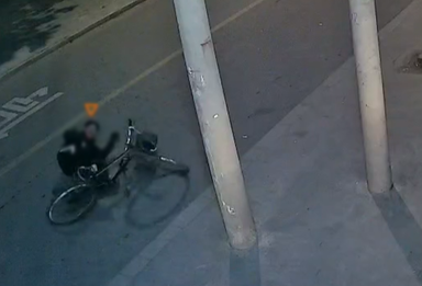 “我来扶！”冬夜老人摔倒躺地上 北京小伙暖心相助