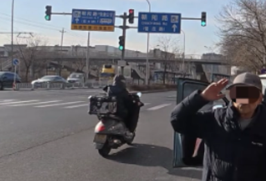 故障车困住老人，外卖小哥主动相助，结尾双向奔赴更暖心