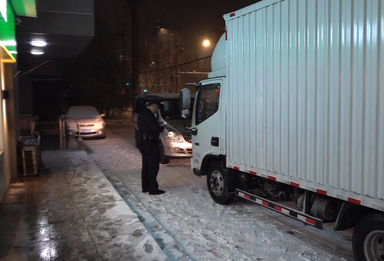 卸货占道被堵 民警快速调解