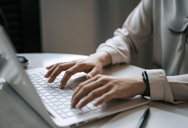 从政府工作报告读懂“人”的分量