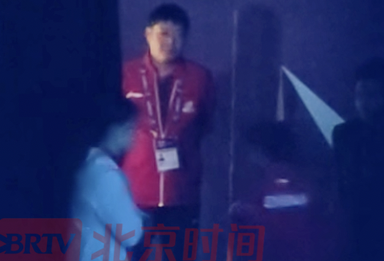 孙颖莎离场热身，邱贻可在入场口等待