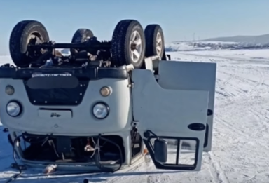 一辆载有10名中国游客的越野车在贝加尔湖冰面翻车 一名游客死亡