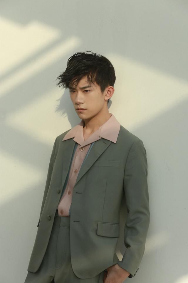 易烊千玺最丑造型出炉,各种风格都能驾驭的千