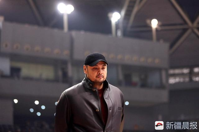 八一女篮教练组都是表情包 战神刘玉栋身穿皮衣霸气依旧 八一女篮教练组都是表情包 战神刘玉栋身穿皮衣霸气依旧