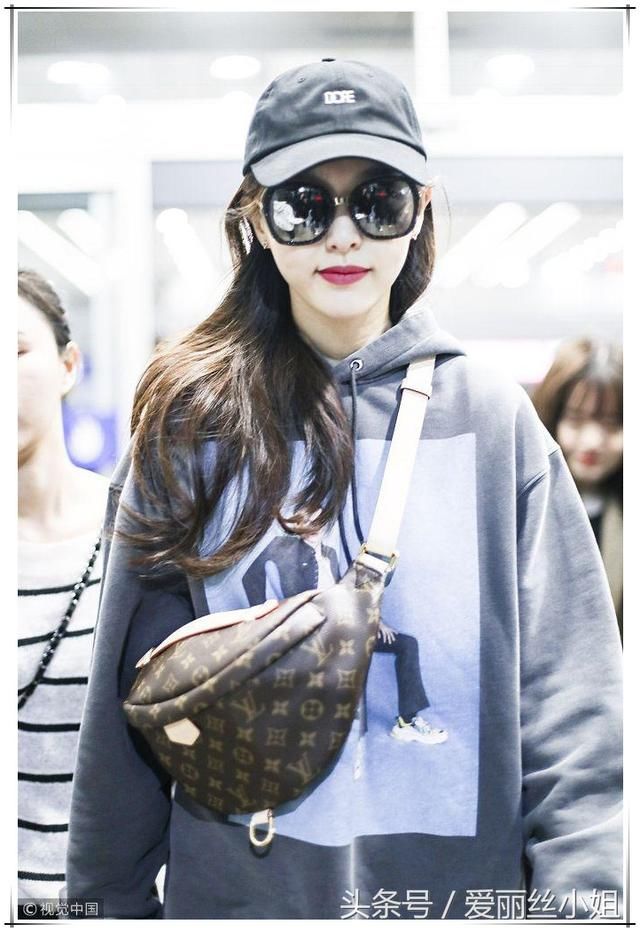 又能看唐嫣穿紧身裤秀大长腿了,网友却说:包包