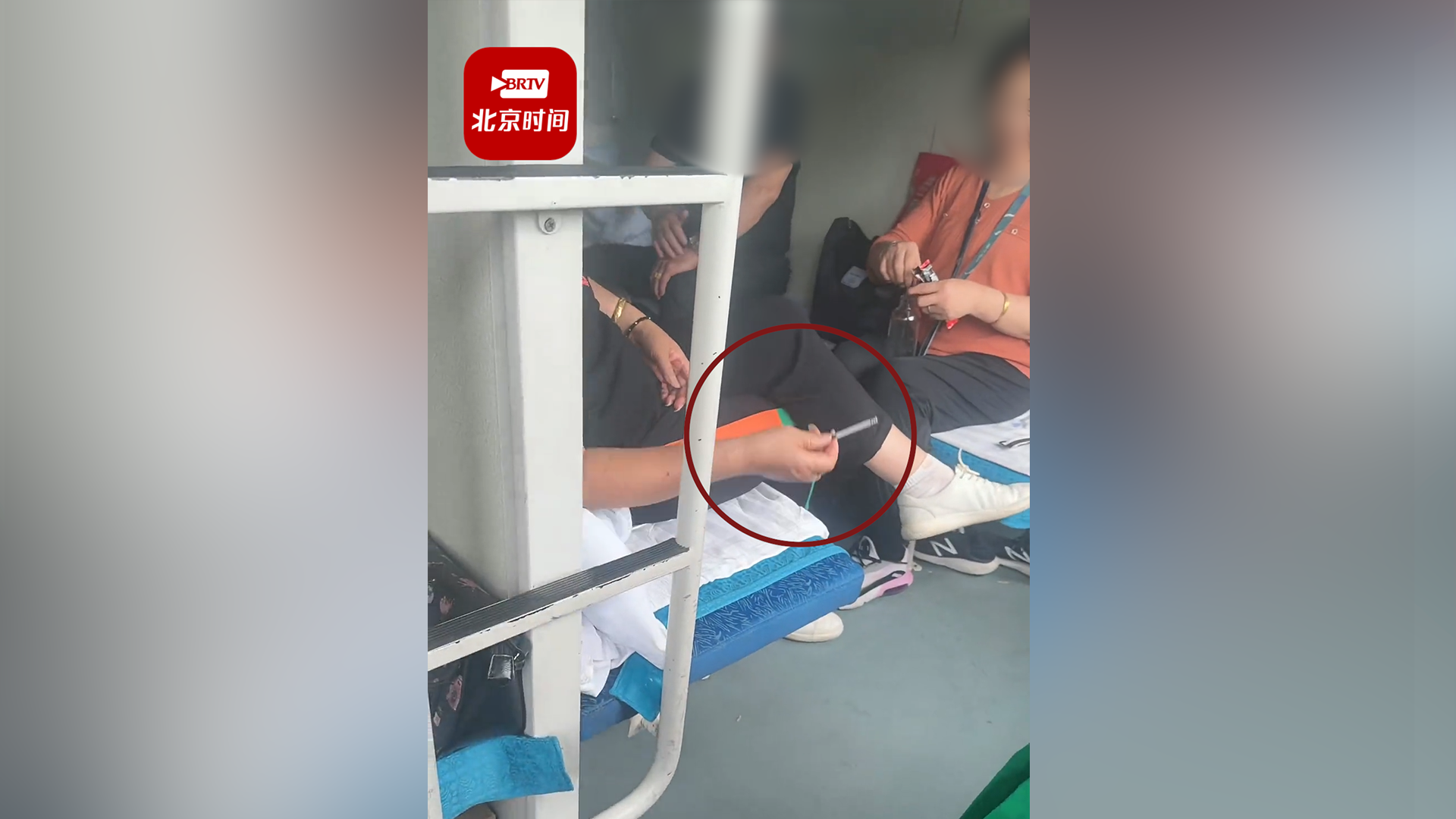 俩男女火车卧铺抽烟喧哗不听劝 12306:车厢内禁止吸烟 可联系乘务人员