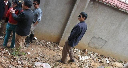 摸一次一块 20余老汉轮流上阵