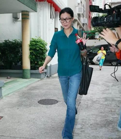 吴绮莉努力赚钱却只喝5块钱的饮料,但这个单亲