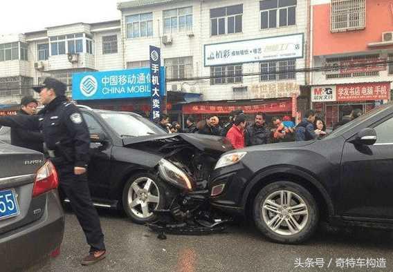 国产十万传祺对撞百万奔驰 结果令围观群众傻眼了 国产十万传祺对撞百万奔驰 结果令围观群众傻眼了